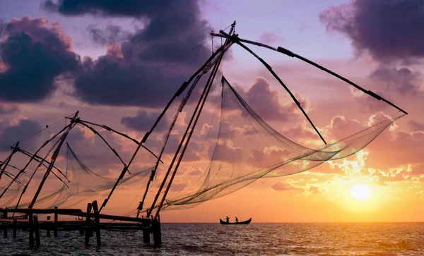Pôr do sol sobre redes de pesca chinesas em Cochin — Fotografia de Stock