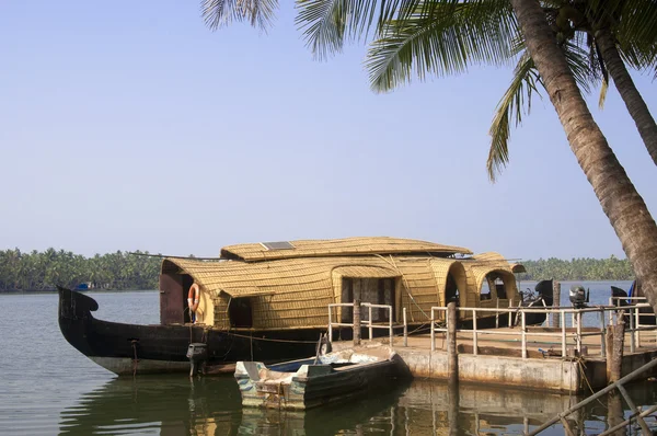Una casa galleggiante sulle retrovie del Kerala, India — Foto Stock