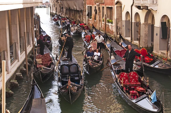 Venedig, Italien - april 11: många gondoler. — Stockfoto