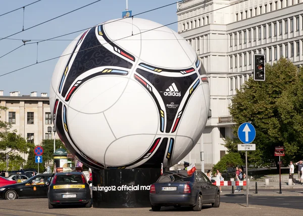 วอร์ซอ โปแลนด์ 16 มิถุนายน: รูปปั้นลูกฟุตบอลยูโร 2012 อย่างเป็นทางการ Adidas Tango 12 Uefa Euro 2012 เป็นเจ้าภาพโดยโปแลนด์และยูเครน . — ภาพถ่ายสต็อก