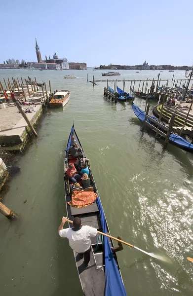 Venetië, Italië - 11 april: gondelier — Stockfoto