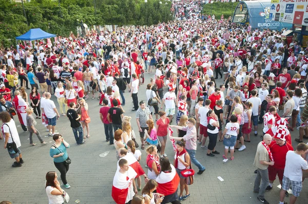 ВАРШАВА, ПОЛЬША - 16 июня: Польские болельщики на улицах Варшавы перед матчем ЕВРО-2012 Польша - Чехия, 16 июня 2012 года в Варшаве, Польша — стоковое фото
