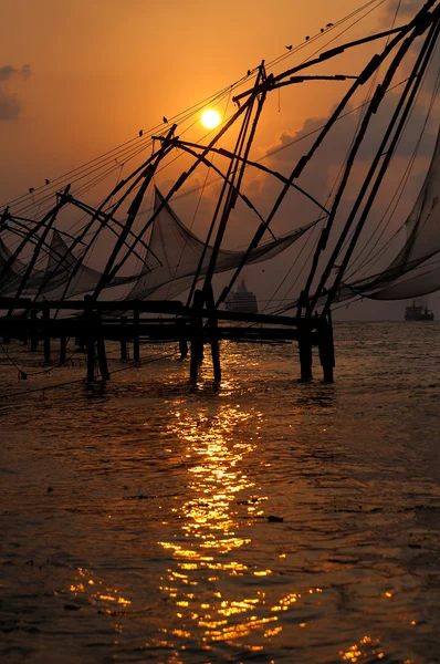 Tramonto sulle reti da pesca cinesi a Cochin — Foto Stock