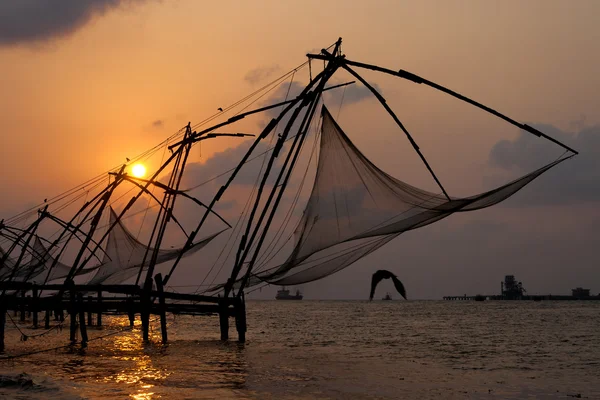 Sonnenuntergang über chinesischen Fischernetzen in Cochin — Stockfoto