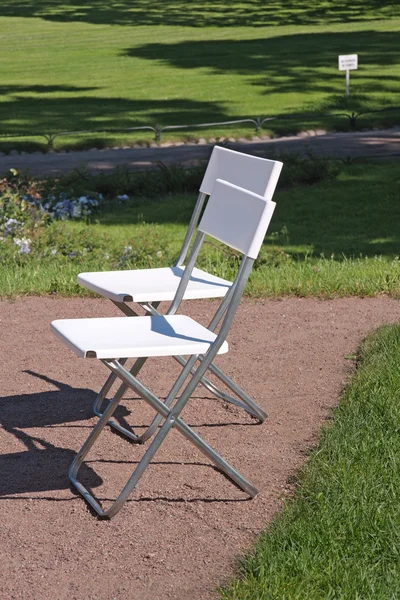 Witte stoel in de tuin — Stockfoto