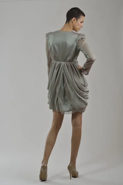 Femme élégante en robe à la mode posant en studio — Photo