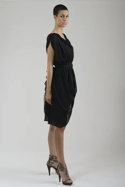 Elegante Frau in modischem Kleid posiert im Studio — Stockfoto