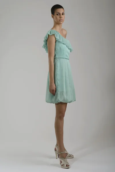 스튜디오 포즈 유행 드레스에 우아한 여자 — 스톡 사진