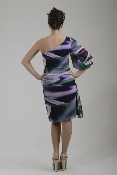Элегантная женщина в модном платье позирует в студии — стоковое фото