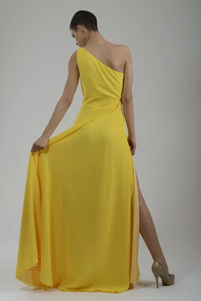 Elegante donna in abito alla moda in posa in studio — Foto Stock