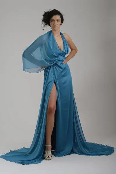 Элегантная женщина в модном платье позирует в студии — стоковое фото