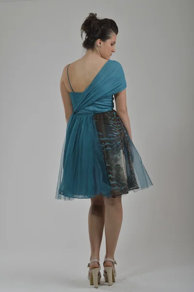 Elegancka kobieta w modnej sukni pozowanie Studio — Zdjęcie stockowe