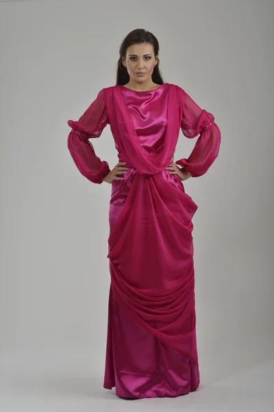 Elegant kvinna i fashionabla klänning poserar i studion — Stockfoto