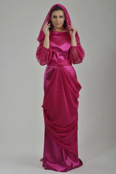 Elegantní žena v módní šaty pózuje v ateliéru — Stock fotografie