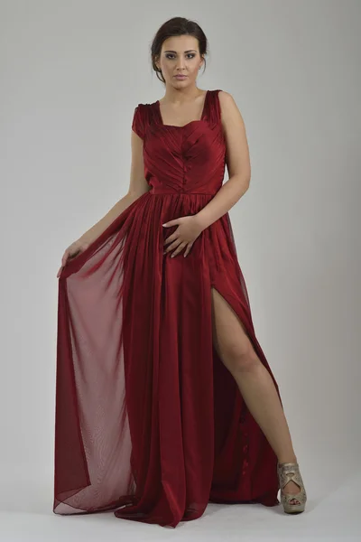 Mujer elegante en vestido de moda posando en el estudio — Foto de Stock