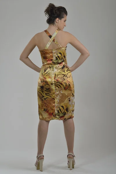Elegancka kobieta w modnej sukni pozowanie Studio — Zdjęcie stockowe