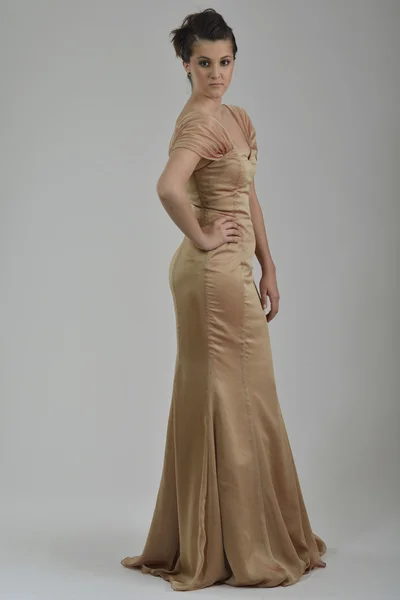 Femme élégante en robe à la mode posant en studio — Photo