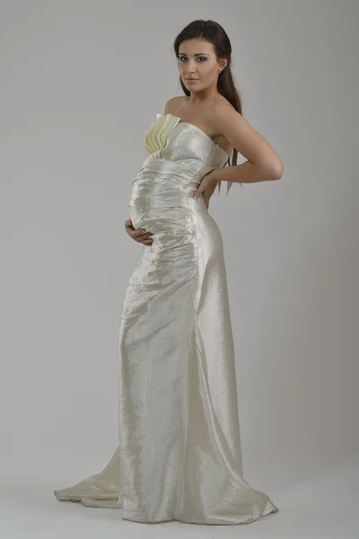 エレガントな女性のファッショナブルなドレスを着てスタジオでポーズ — ストック写真