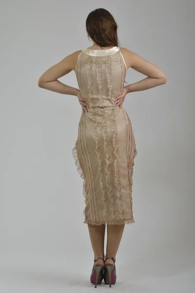 エレガントな女性のファッショナブルなドレスを着てスタジオでポーズ — ストック写真