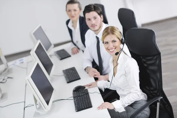 Företagsgrupp som arbetar i kund- och hjälp skrivbord office — Stockfoto