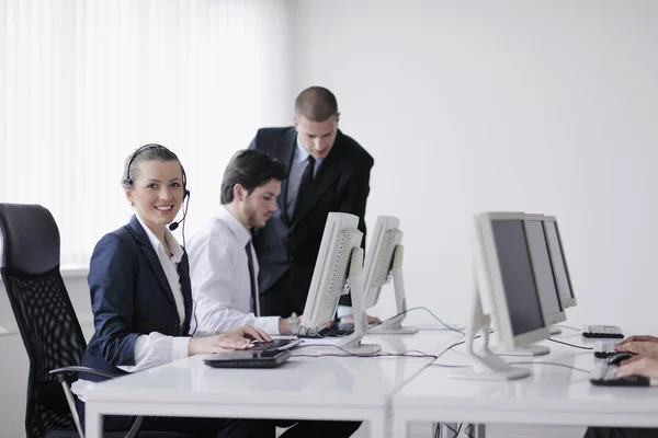 Grupo empresarial que trabaja en la oficina del cliente y el escritorio de ayuda — Foto de Stock