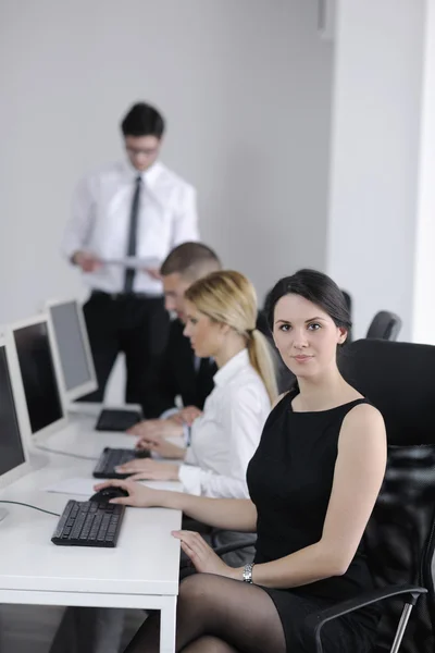 Bedrijfsgroep werken in klant en help desk kantoor — Stockfoto
