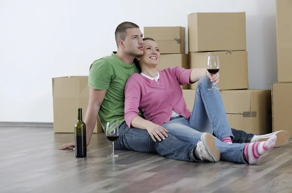 Fiatal pár költözik új otthonba — Stock Fotó