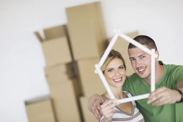 Fiatal pár költözik új otthonba — Stock Fotó