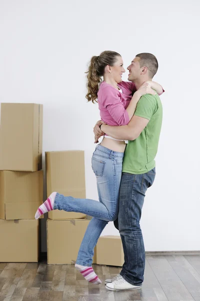 Unga par flyttar in i nytt hem — Stockfoto