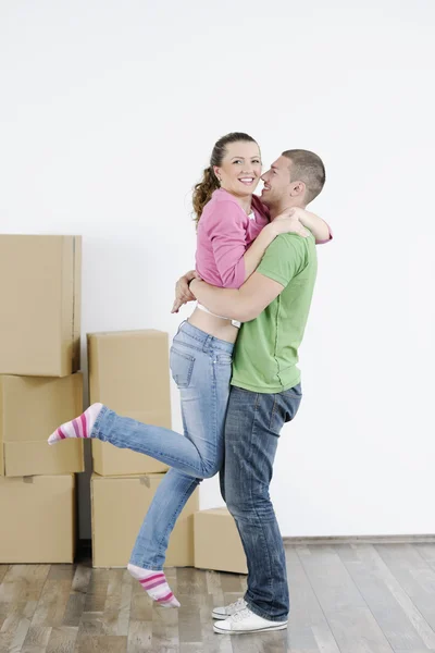 Mladý pár stěhuje do nového domova — Stock fotografie