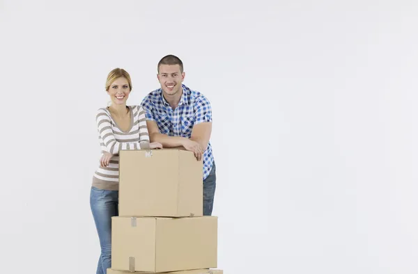 Jovem casal se mudando em nova casa — Fotografia de Stock