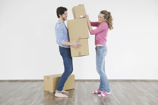 Junges Paar zieht in neues Zuhause — Stockfoto