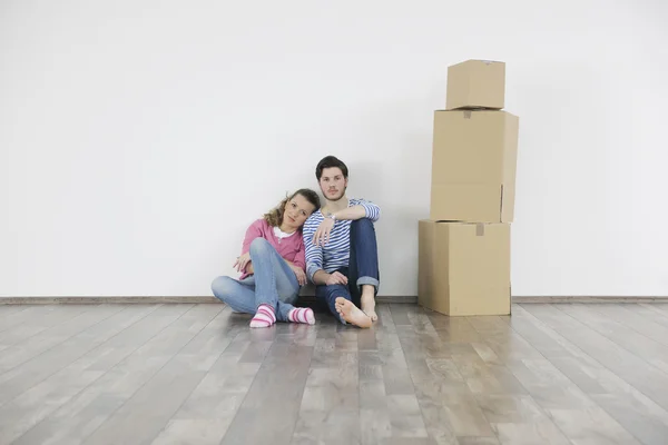 Молодая пара переезжает в новый дом — стоковое фото