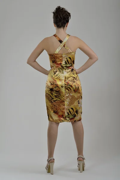 Elegante vrouw in modieuze kleding poseren in de studio — Stockfoto
