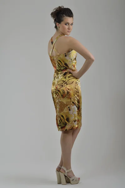 Mulher elegante em vestido elegante posando no estúdio — Fotografia de Stock