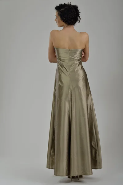 Κομψή γυναίκα στο μοντέρνο φόρεμα που θέτουν στο στούντιο — Φωτογραφία Αρχείου