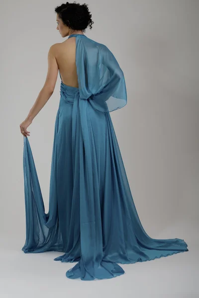 Κομψή γυναίκα στο μοντέρνο φόρεμα που θέτουν στο στούντιο — Φωτογραφία Αρχείου