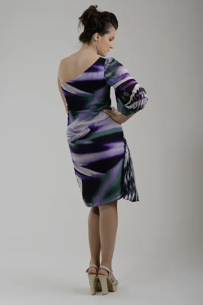 Stüdyoda poz şık elbiseli şık kadın — Stok fotoğraf