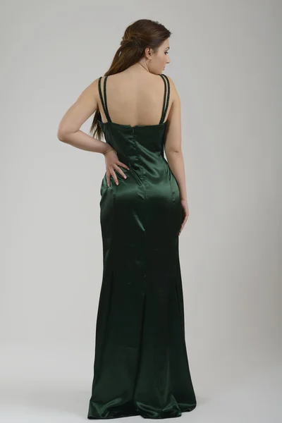 Elegante Frau in modischem Kleid posiert im Studio — Stockfoto