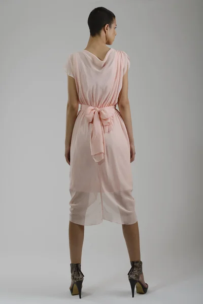 Elegante vrouw in modieuze kleding poseren in de studio — Stockfoto