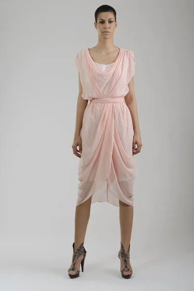 스튜디오 포즈 유행 드레스에 우아한 여자 — 스톡 사진