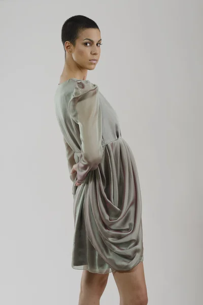 Elegáns nő divatos ruhában pózol a stúdió — Stock Fotó