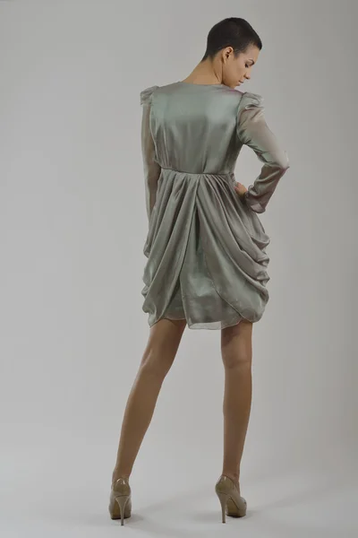 Elegante donna in abito alla moda in posa in studio — Foto Stock
