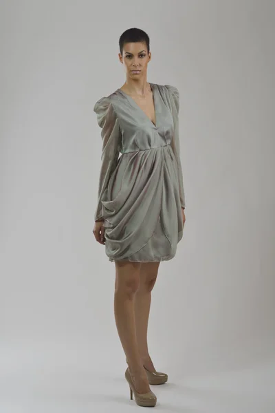 Елегантна жінка в модному платті позує в студії — стокове фото