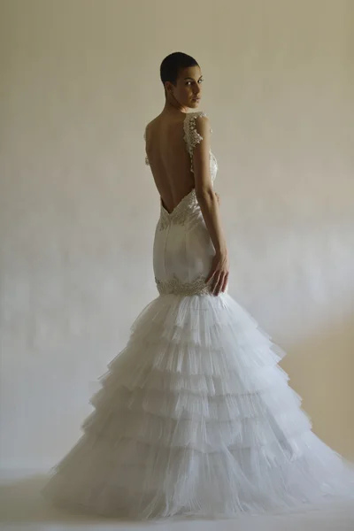 Mujer elegante en vestido de moda posando en el estudio —  Fotos de Stock