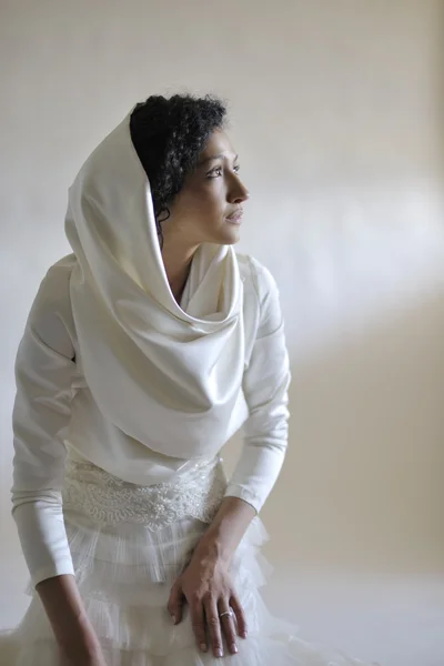 Portret van een mooie vrouw gekleed als een bruid — Stockfoto