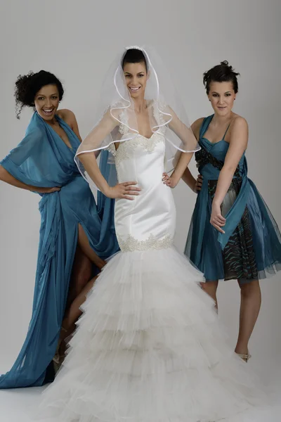 Portrét tří krásná žena ve svatebních šatech — Stock fotografie