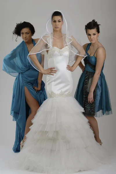 Porträtt av en tre vacker kvinna i bröllopsklänning — Stockfoto