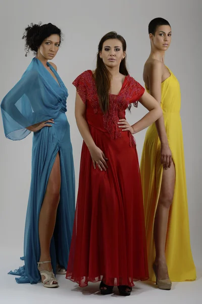 웨딩 드레스에서 3 명의 아름 다운 여자의 초상화 — 스톡 사진