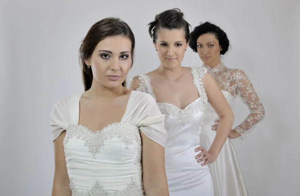 Retrato de una hermosa mujer de tres en vestido de novia —  Fotos de Stock